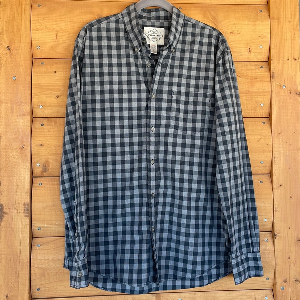 St. John’s Bay grey and black checkered Button down Shirt. Men’s Size Medium